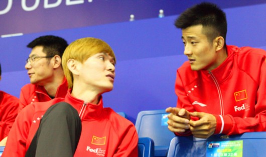 鲍春来和谌龙场下交谈