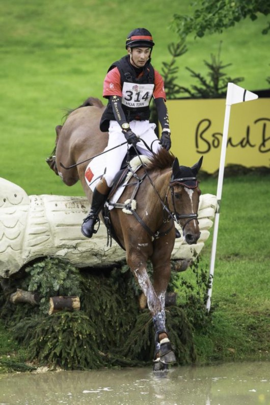 华天在越野赛上跨越水池组合障碍.摄影:libby   law