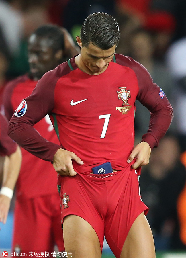 0-0奥地利,比赛终场哨响后,c罗表情懊恼地将自己的队长袖标扯了下来