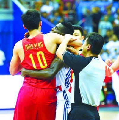 男篮友谊赛:周鹏打人引混战 法国队一度退赛抗议