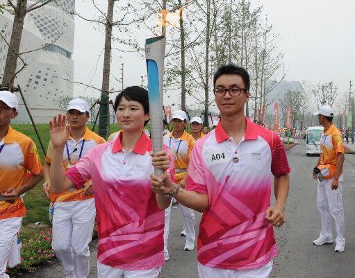 侯琨巴西传递圣火 与爱妻吴静钰携手征战奥运