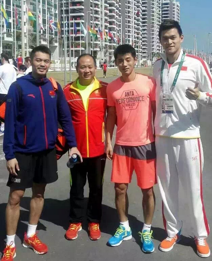 球记者李武军在社交平台发布一张照片,其中林丹,张继科和孙杨同框搭肩