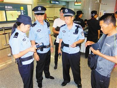     民警在地铁2号线行政中心站核查身份证