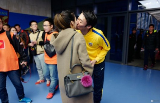 权健门神与娇妻球场热吻美女主播娇羞