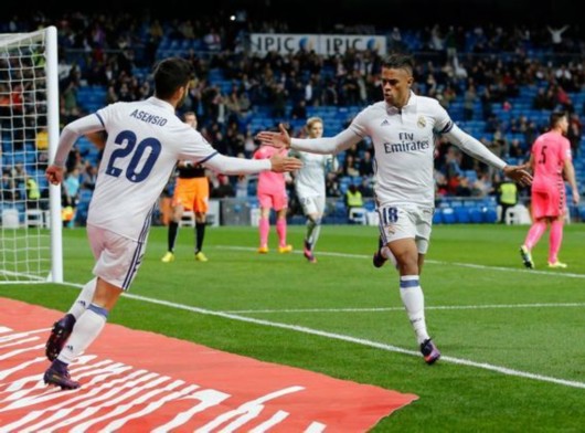 马里亚诺庆祝进球 &nbsp&nbsp&nbsp&nbsp新浪体育讯皇马主场6-1大胜