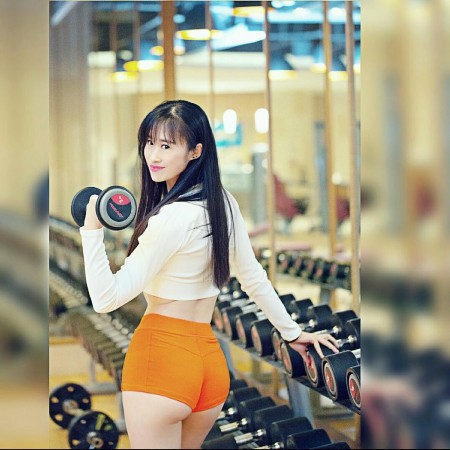 22岁美女教练豪放秀身材 网友:翘臀太违规!