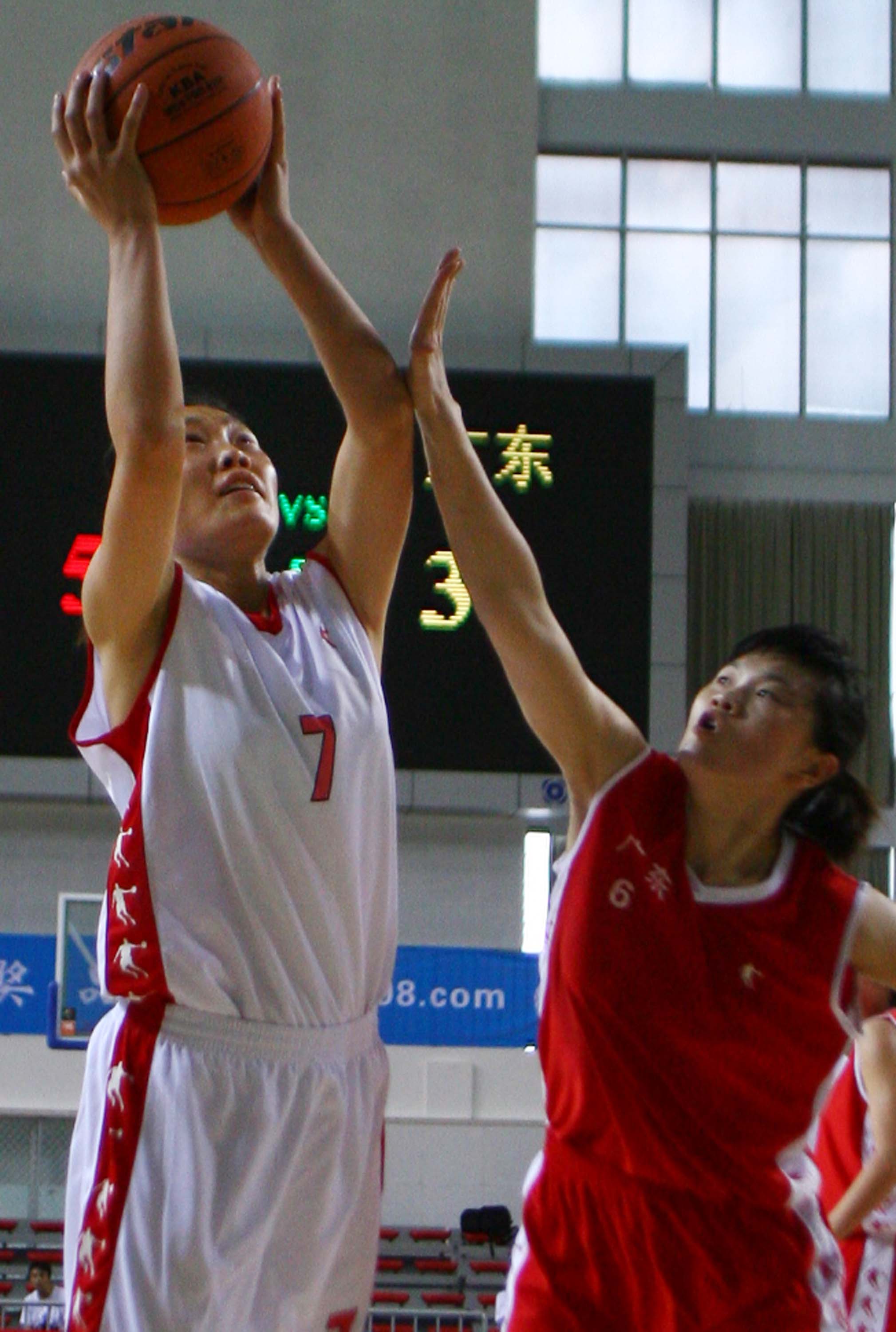替补也光荣上海女篮首战险胜东道主侧记