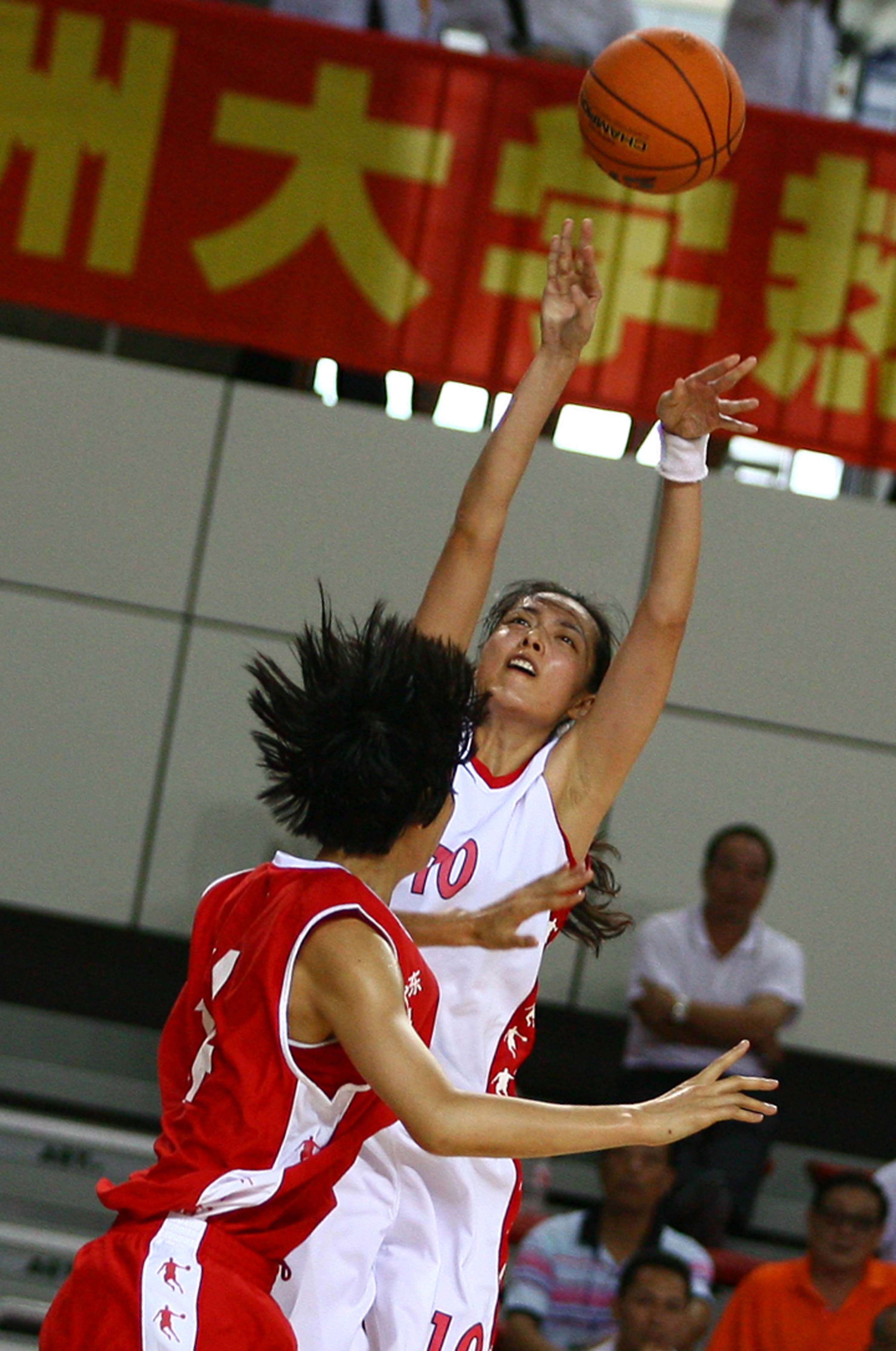 替补也光荣上海女篮首战险胜东道主侧记