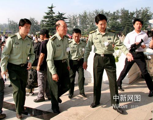 篮坛第一长人穆铁柱遗体告别王治郅参加图