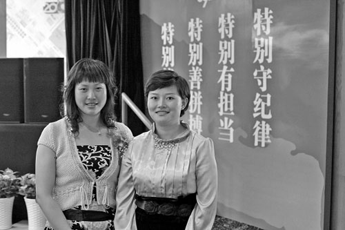 占旭刚空姐老婆初亮相 和孟关良夫人唠家常[图]