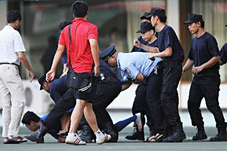 中甲赛场爆冲突球员欲袭击裁判被特警制服图