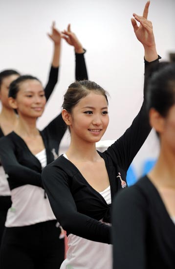 亚运会礼仪小姐魔鬼训练练笑脸抽筋口水流图